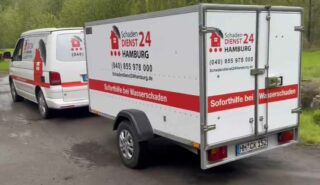 Ein Transporter von SchadenDIENST24 mit einem Pumpwagen als Anhänger, der die Aufschrift "Soforthilfe bei Wasserschaden" trägt. Das Bild stammt aus Hamburg, symbolisiert aber auch die Soforthilfe bei Wasserschaden in Nordhorn, Lingen und Umgebung, sprich die gesamte Grafschaft Bentheim und das südliche Emsland.